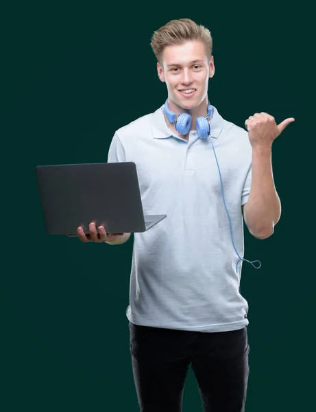 Młody Przystojny Mężczyzna Blond Pomocą Laptopa Skierowana Dłoni Palców Górę — Zdjęcie stockowe