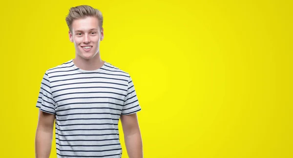 Junger Schöner Blonder Mann Gestreiftem Matrosen Shirt Mit Einem Glücklichen — Stockfoto