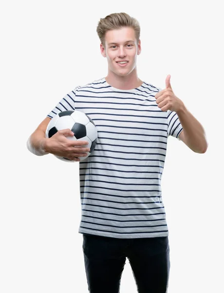 Genç Yakışıklı Sarışın Adam Futbol Topu Işareti Başparmak Ile Parmak — Stok fotoğraf