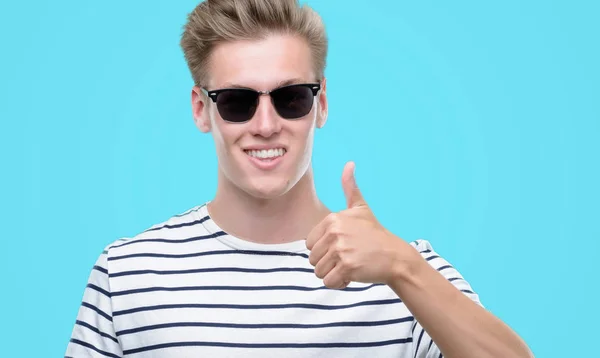 Ung Snygg Blond Man Bär Sunglasess Nöjd Med Stort Leende — Stockfoto