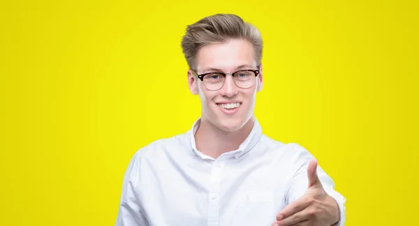 Młody Przystojny Blond Człowiek Uśmiechający Się Oferujący Przyjazny Uścisk Dłoni — Zdjęcie stockowe