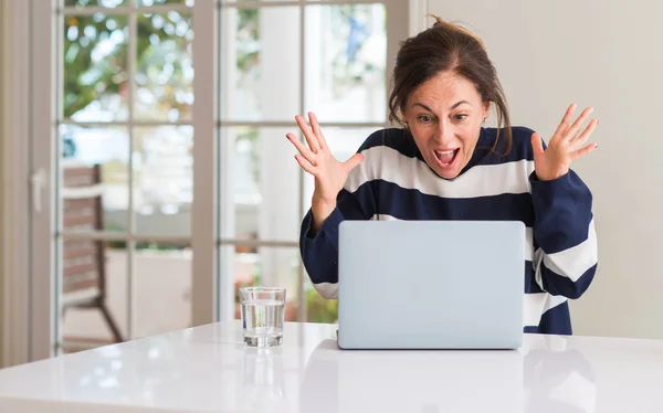 Frau Mittleren Alters Benutzt Laptop Hause Sehr Glücklich Und Aufgeregt — Stockfoto