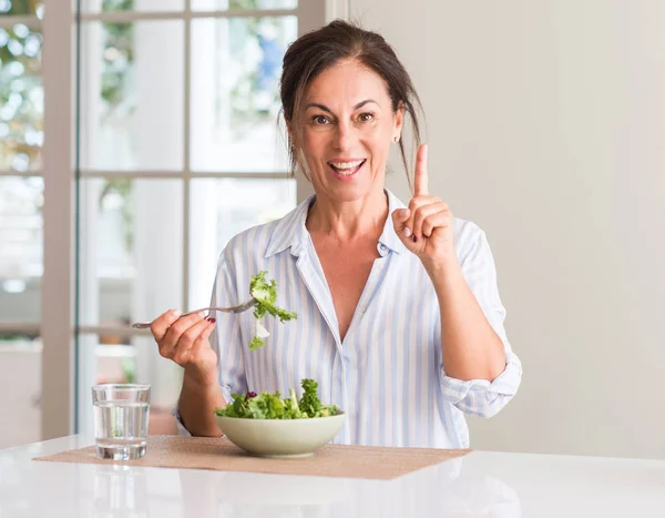 Middelste Leeftijd Vrouw Frisse Salade Eten Een Kom Thuis Verrast — Stockfoto