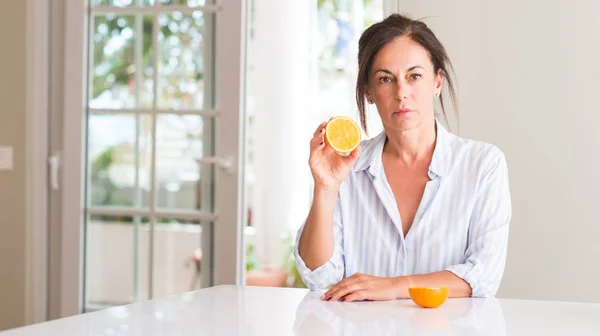 Middelste Leeftijd Vrouw Met Oranje Vrucht Met Een Vertrouwen Expressie — Stockfoto