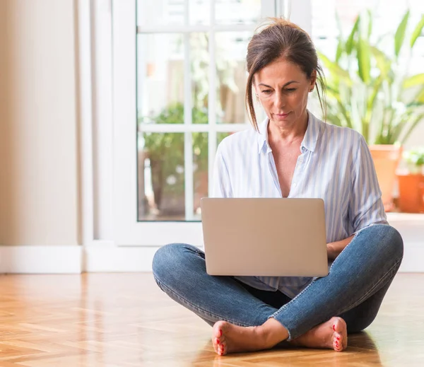 Midden Leeftijd Vrouw Laptop Thuis Met Een Vertrouwen Uitdrukking Slimme — Stockfoto