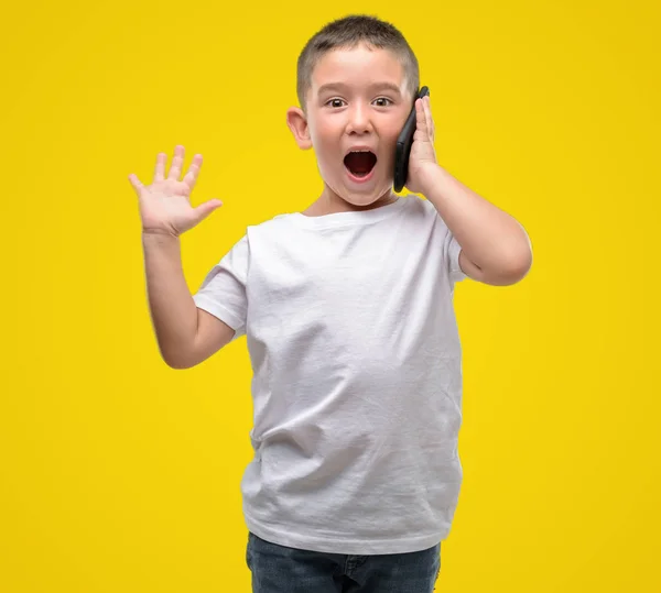 Niño Cabello Oscuro Usando Teléfono Inteligente Muy Feliz Emocionado Expresión —  Fotos de Stock