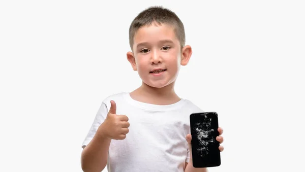 Criança Cabelos Escuros Segurando Smartphone Quebrado Feliz Com Grande Sorriso — Fotografia de Stock