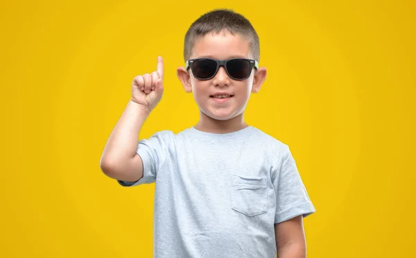 Bambino Dai Capelli Scuri Con Gli Occhiali Sole Sorpreso Idea — Foto Stock