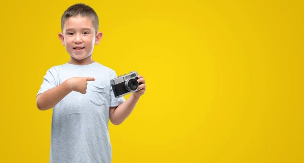 Criança Cabelos Escuros Segurando Câmera Vintage Muito Feliz Apontando Com — Fotografia de Stock