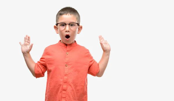 Criança Cabelos Escuros Usando Óculos Assustados Choque Com Rosto Surpresa — Fotografia de Stock