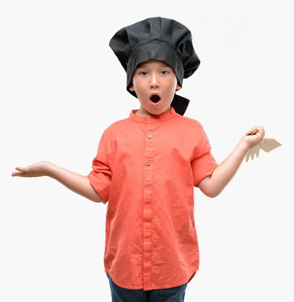 Bambino Dai Capelli Scuri Con Indosso Uniforme Chef Molto Felice — Foto Stock