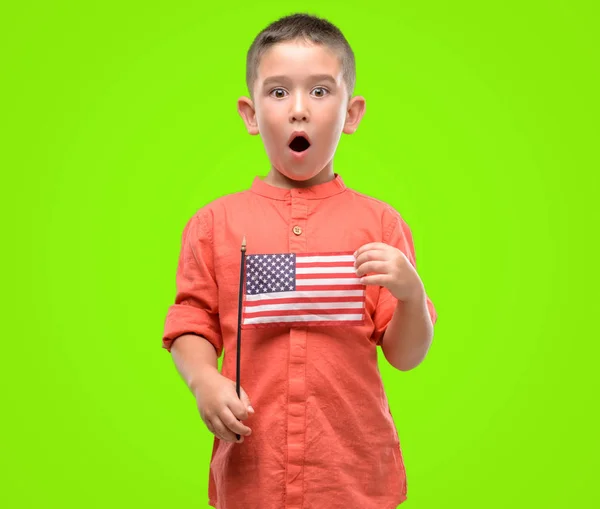 Темні Волохата Маленька Дитина Тримає Прапор Сполучених Штатів Страшно Шоці — стокове фото