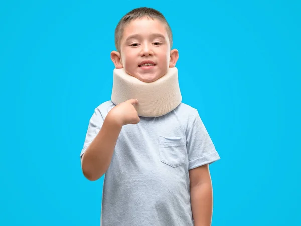 Petit Enfant Aux Cheveux Foncés Blessé Portant Col Très Heureux — Photo