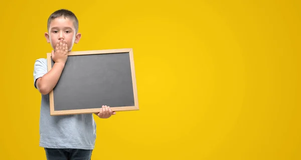 Dark Haired Kindje Houden Een Schoolbord Cover Mond Met Hand — Stockfoto