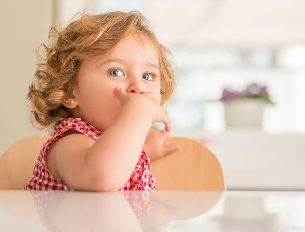 Belle Enfant Blonde Aux Yeux Bleus Souriant Couvrant Bouche Maison — Photo