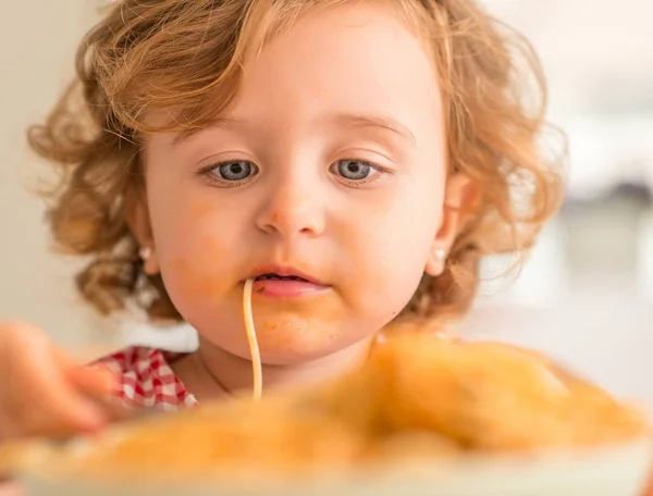 Mooie Blond Kind Eten Spaghetti Met Handen Thuis — Stockfoto