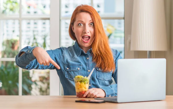 Rothaarige Frau Mit Computer Laptop Obst Essen Hause Sehr Glücklich — Stockfoto