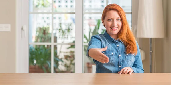 Zrzka Žena Doma Usmívá Přátelskou Nabídku Handshake Jako Pozdrav Vítání — Stock fotografie