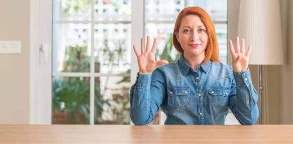 Rusovláska Žena Doma Ukazující Směřující Nahoru Prsty Číslo Devět Zatímco — Stock fotografie