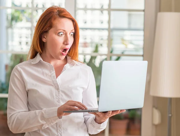 Mulher Ruiva Usando Laptop Computador Casa Assustada Choque Com Rosto — Fotografia de Stock