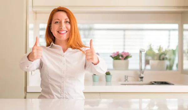 Kızıl Saçlı Kadın Mutfak Başarı Işareti Ile Pozitif Jest Yapıyor — Stok fotoğraf