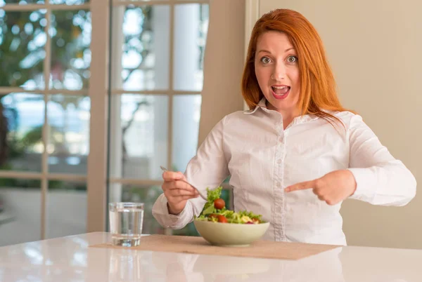 Donna Rossa Che Mangia Insalata Verde Fresca Casa Molto Felice — Foto Stock