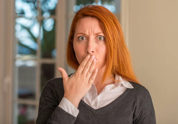 Rothaarige Frau Hause Bedeckt Mund Mit Hand Schockiert Vor Scham — Stockfoto