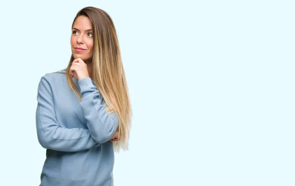 Hermosa Mujer Joven Con Suéter Jeans Cara Seria Pensando Pregunta — Foto de Stock