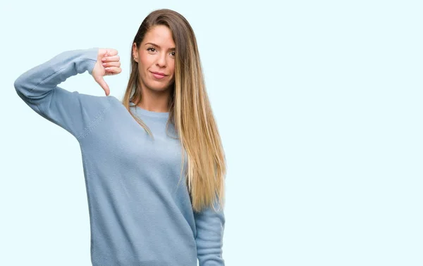 Vacker Ung Kvinna Klädd Tröja Och Jeans Med Arga Ansikte — Stockfoto