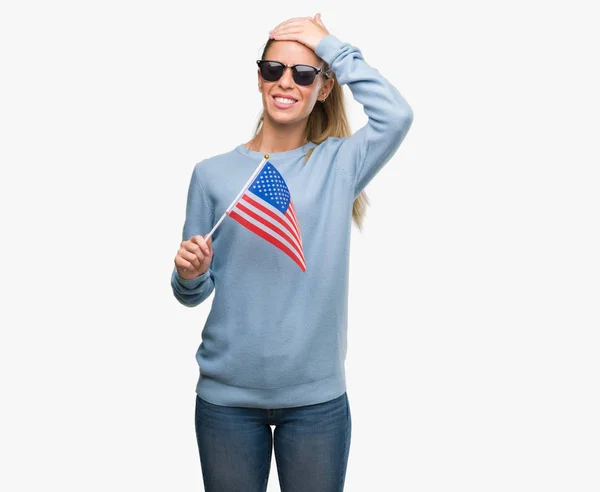 Vacker Ung Kvinna Holding Usa Flaggan Stressad Med Handen Huvudet — Stockfoto