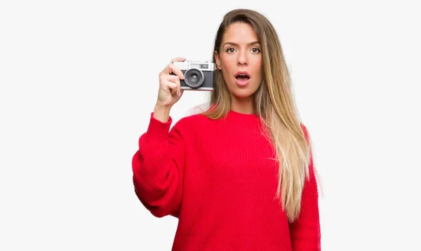 Beautiful Young Woman Holding Vintage Camera Scared Shock Surprise Face — Stock Photo, Image