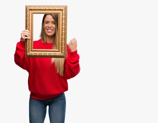 Mooie Jonge Vrouw Houdt Van Vintage Frame Schreeuwen Trots Vieren — Stockfoto