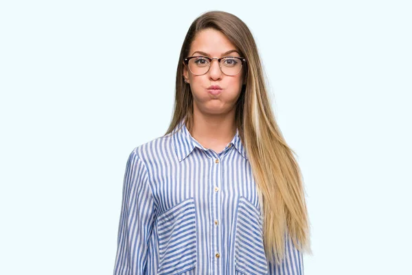 Hermosa Mujer Joven Con Camisa Elegante Gafas Hinchando Mejillas Con —  Fotos de Stock