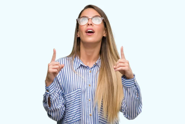 Belle Jeune Femme Portant Une Chemise Élégante Des Lunettes Étonnées — Photo