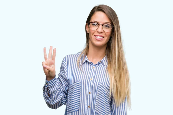 Schöne Junge Frau Trägt Elegantes Hemd Und Brille Und Zeigt — Stockfoto