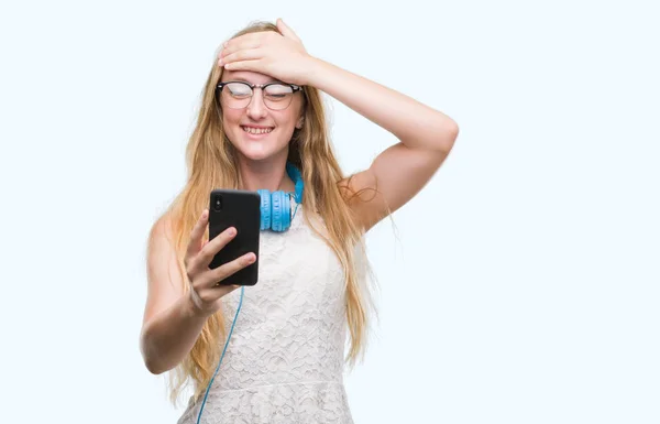 Mulher Adolescente Loira Segurando Smartphone Usando Fones Ouvido Estressado Com — Fotografia de Stock