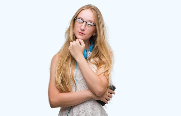 Blonde Tiener Vrouw Bedrijf Smartphone Het Dragen Van Hoofdtelefoon Ernstige — Stockfoto