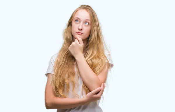 Blond Tonåring Kvinna Allvarligt Ansikte Funderar Frågan Mycket Förvirrad Idé — Stockfoto