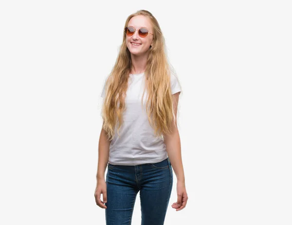 Blonde Teenagerin Mit Sonnenbrille Und Glücklichem Gesicht Stehen Und Mit — Stockfoto