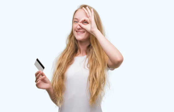 Blond Dospívající Žena Držící Kreditní Kartu Šťastný Obličej Úsměvem Dělá — Stock fotografie