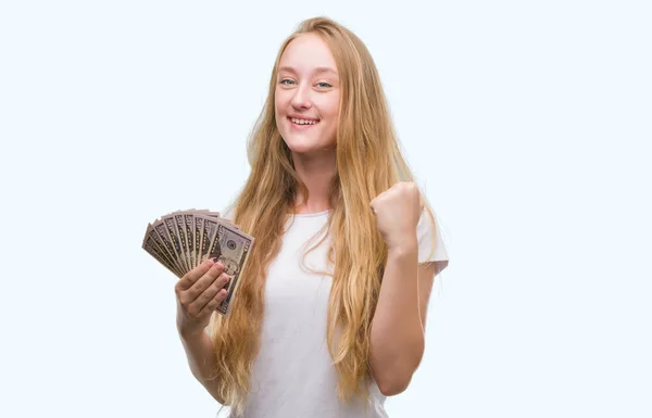 Blond Tonåring Kvinna Som Håller Dollar Skrek Stolt Och Firar — Stockfoto