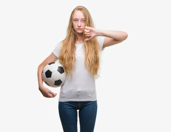 Blonde Teenagerin Hält Fußballball Mit Wütendem Gesicht Negativzeichen Zeigt Abneigung — Stockfoto