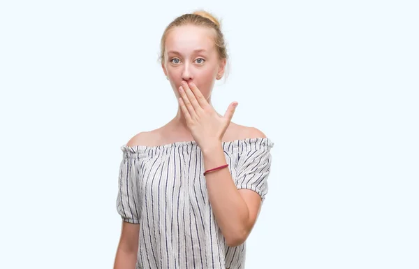 Kobieta Blonde Nastolatek Sobie Bun Pokrywa Usta Ręką Szoku Wstydem — Zdjęcie stockowe