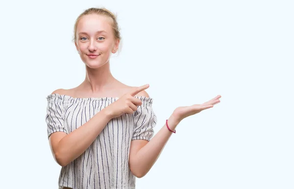 Blonde Tiener Vrouw Het Dragen Van Een Broodje Erg Blij — Stockfoto