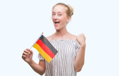 Gurur çığlık ve zafer ve başarı çok heyecanlı, duygu tezahürat kutluyor Almanya bayrağı tutan sarışın genç kadın