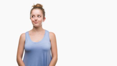 Genç Sarışın kadın görünümlü yan ve dik dik bakma uzağa düşünce gülümseyen.