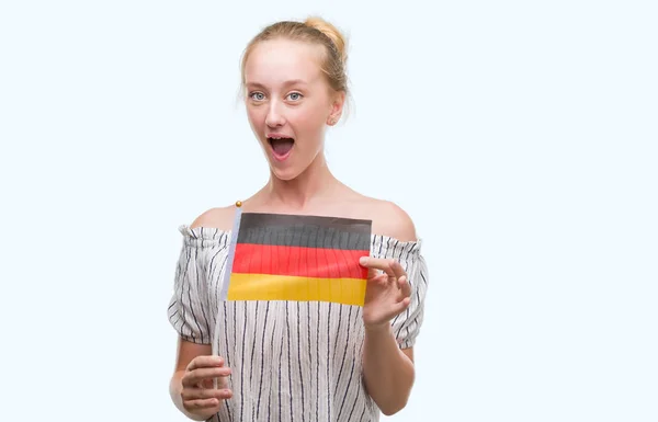 Έφηβος Ξανθιά Γυναίκα Που Κρατά Την Σημαία Της Γερμανίας Φοβάται — Φωτογραφία Αρχείου