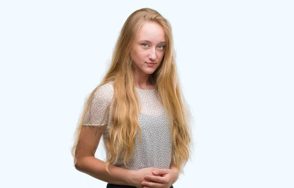 Blond Tonåring Kvinna Som Bär Mullvadar Skjorta Med Handen Magen — Stockfoto