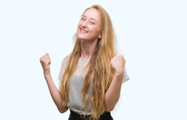 金髪の 代女性非常に幸せと興奮の腕を上げ 勝者のジェスチャを行うほくろシャツを着て笑顔と成功のために叫んで お祝いのコンセプト — ストック写真