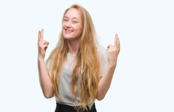 Mulher Adolescente Loira Vestindo Camisola Moles Sorrindo Cruzando Dedos Com — Fotografia de Stock